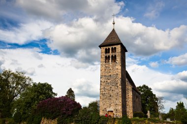 mezarlığın yanında kilise