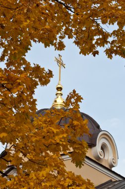 kronstadt sonbaharda yapılan kilisenin kubbesi