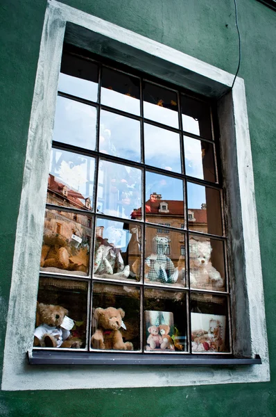 Teddy bears and Krumlovs reflection in the window — Stock Photo, Image