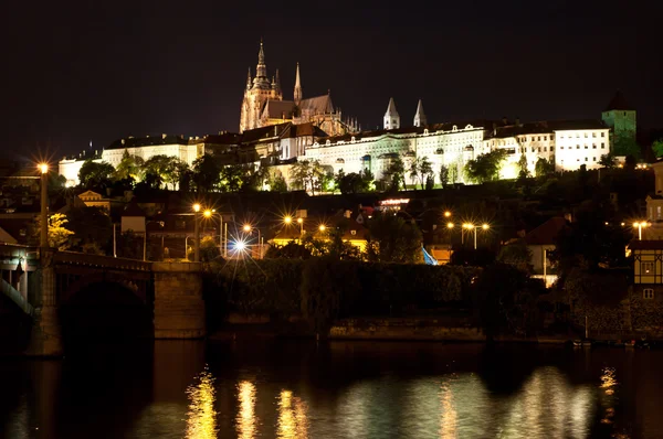 V noci Pražský hrad — Stock fotografie