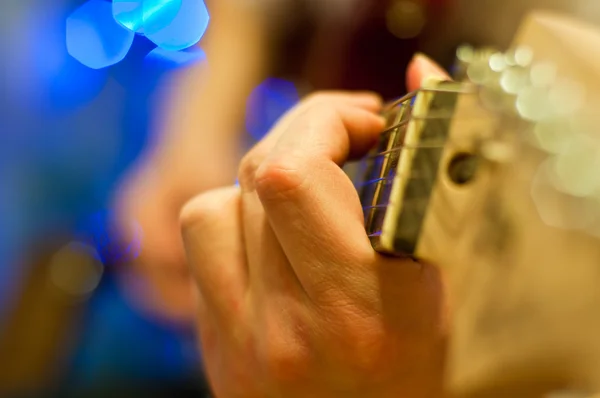 akustik gitar gitarist el