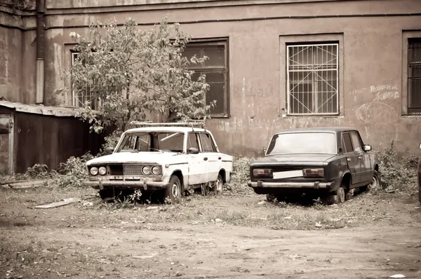 İki araba yarısı çürük eski kırık — Stok fotoğraf