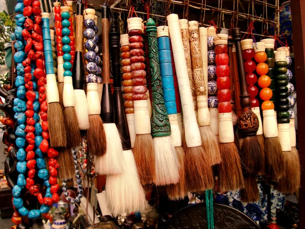 Cepillos y collares en el mercado chino —  Fotos de Stock