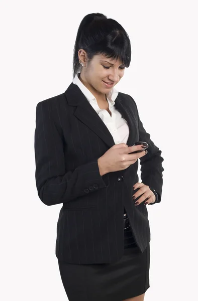 Geschäftsfrau tippt auf Handy — Stockfoto