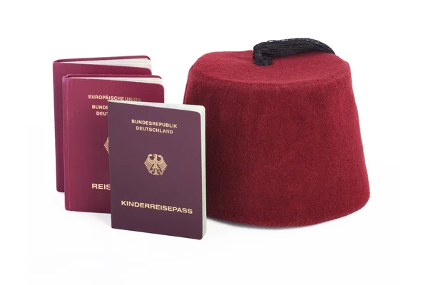 Sombrero turco (fez) y pasaportes de viaje alemanes — Foto de Stock