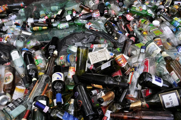 Recycling von Glasflaschen — Stockfoto