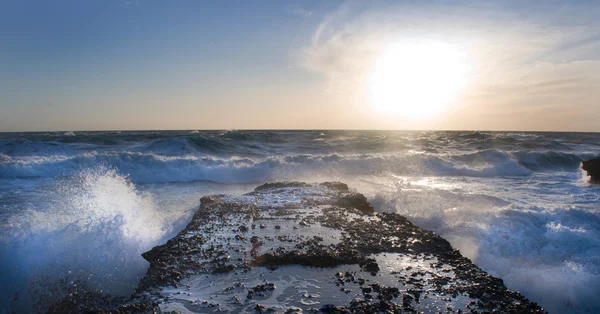 Bouřlivé moře havaruje ve skalách — Stock fotografie