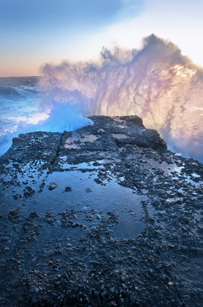 Mar tempestuoso cai nas rochas — Fotografia de Stock