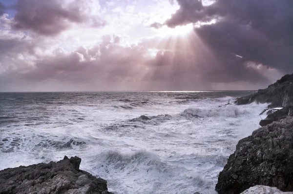 Φουρτουνιασμένη θάλασσα και συννεφιασμένο ουρανό — Φωτογραφία Αρχείου