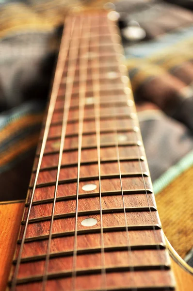 Guitarra acústica, cordas e detalhe punho — Fotografia de Stock