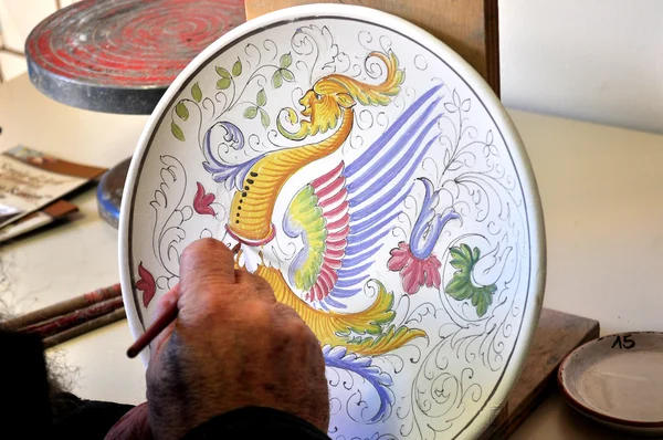 Hand-Dekoration einer Keramikteller — Stockfoto