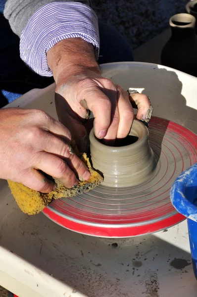 Rzemieślnik tworzy glinianym garnku z tokarki — Zdjęcie stockowe