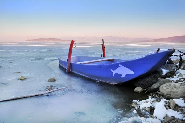 Лодка на замерзшем озере Трасимено, Италия — стоковое фото