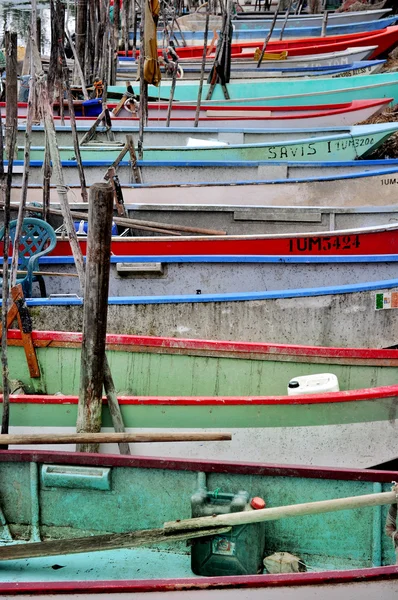 Рыбацкие лодки пришвартованы на пирсе — стоковое фото