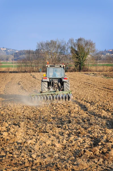 Tractor plows the ground — Stock Photo, Image