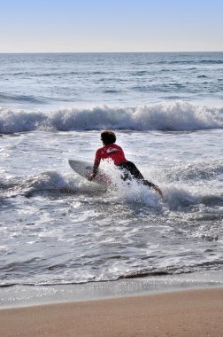 adam surfboard ile deniz içine dalış.