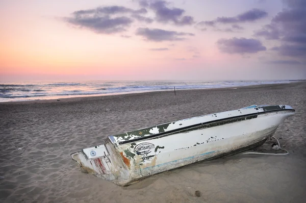 Stará loď v písku na západ slunce — Stock fotografie