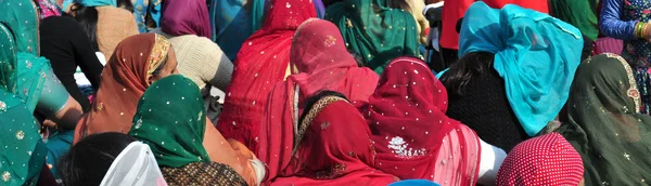 Indiase kleurrijke vrouwen in sari — Stockfoto