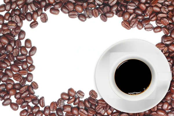Svart kaffe med kaffebönor — Stockfoto