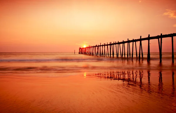 Belo pôr do sol na praia tropical — Fotografia de Stock
