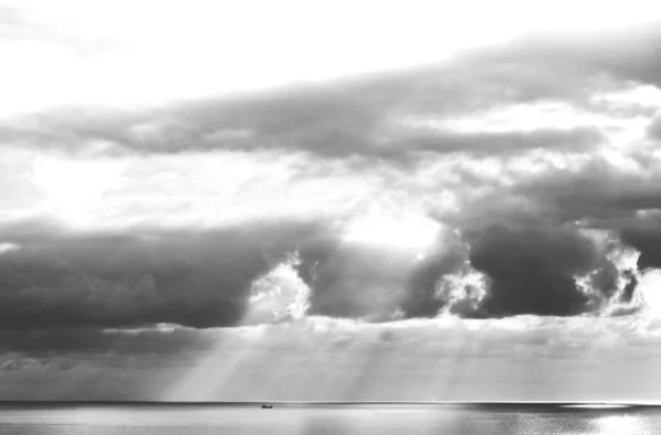 Bianco e nero di boath e drak tempesta — Foto Stock