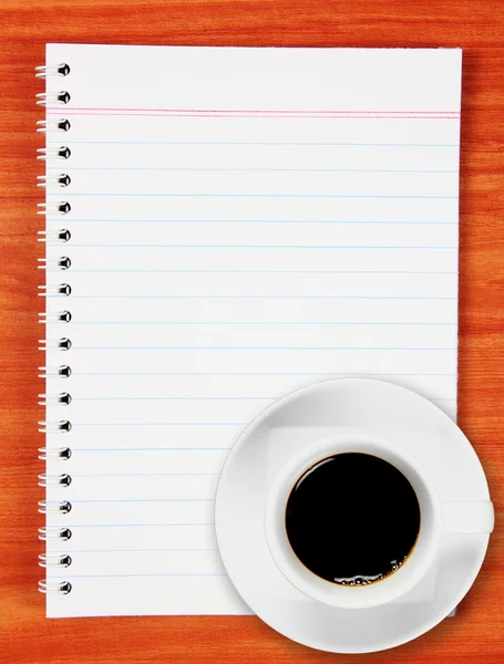 Anteckningsbok och kaffe på trä — Stockfoto