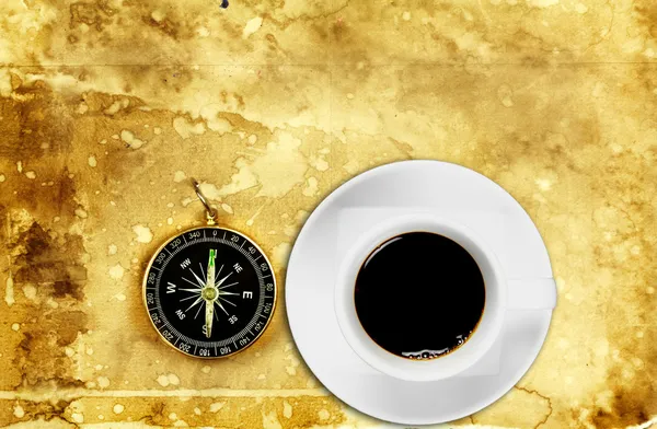 Zwarte koffie in witte kop met kompas — Stockfoto
