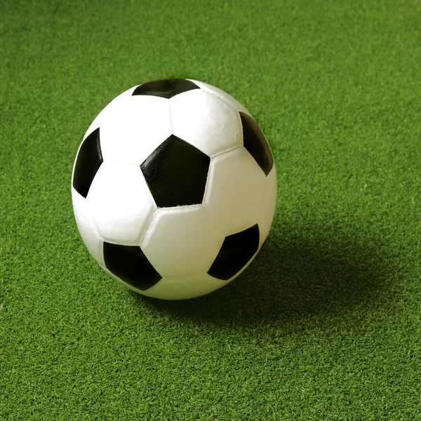 Fotbalový míč na trávě — Stock fotografie