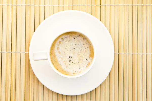 Tasse Kaffee auf Bambus — Stockfoto