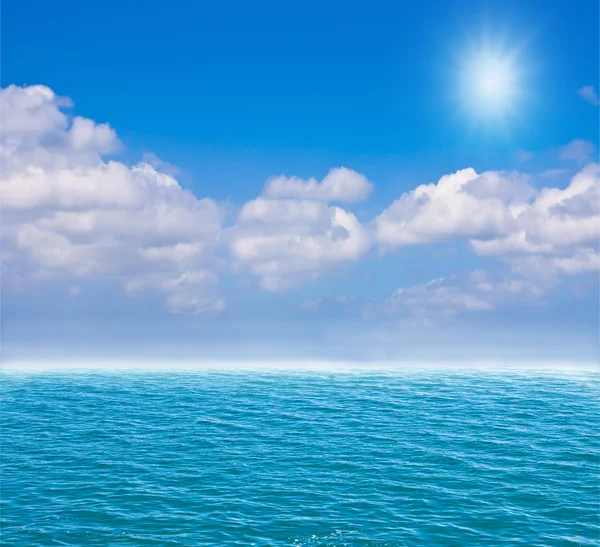 Θάλασσα και γαλανός ουρανός — Φωτογραφία Αρχείου
