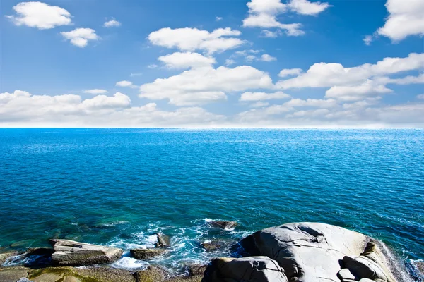 Море и голубое небо — стоковое фото