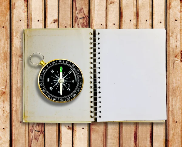 Kompas a staré knihy — Stock fotografie