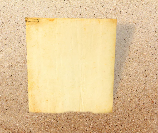 Placa de papel velha na areia — Fotografia de Stock