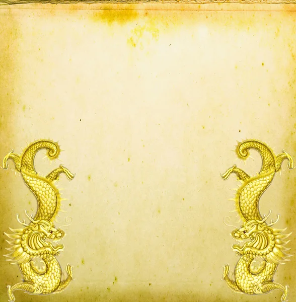 Dragón dorado sobre papel — Foto de Stock