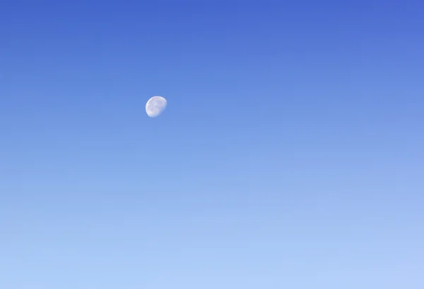 Луна над голубым небом — стоковое фото