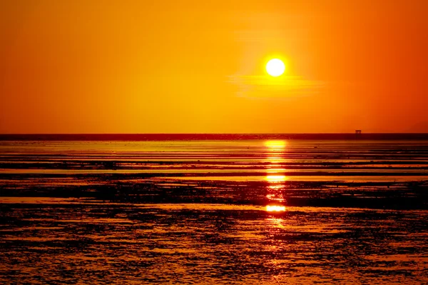 Coucher de soleil sur la plage — Photo