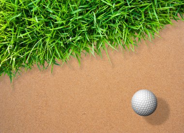 kum üzerinde golf topu