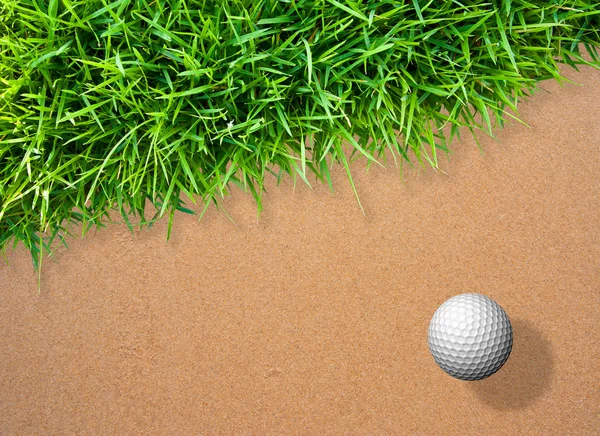 Kum üzerinde golf topu — Stok fotoğraf