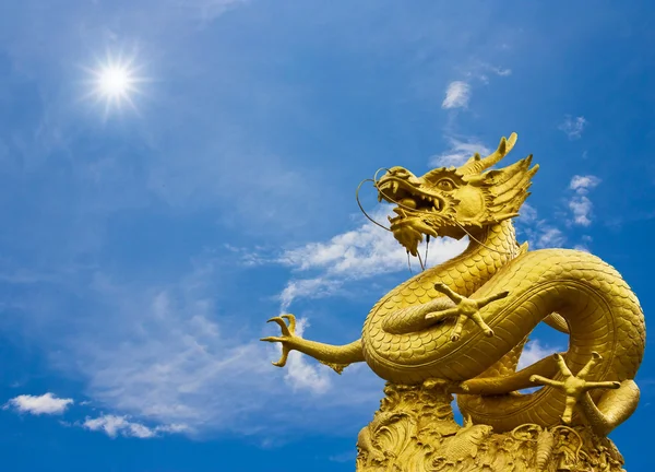 Statua del drago d'oro — Foto Stock