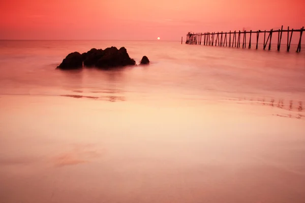 Günbatımı ile ahşap köprü — Stok fotoğraf