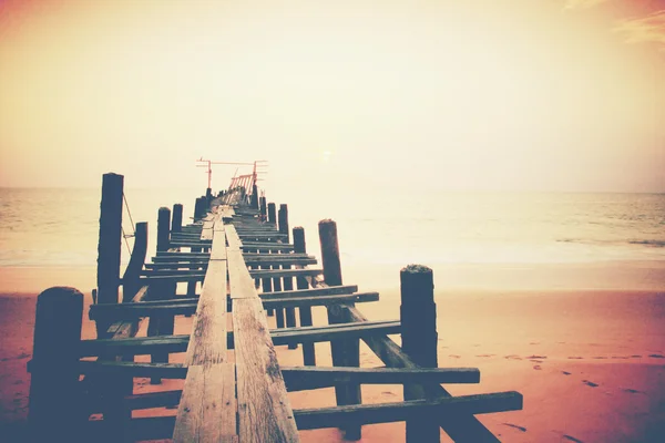Denize eski ahşap köprü — Stok fotoğraf