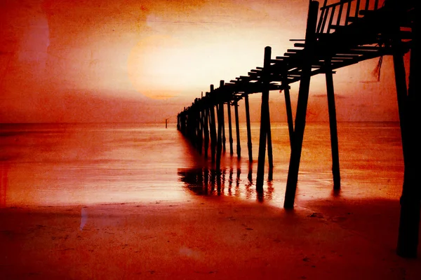 Grunge houten brug bij zonsondergang — Stockfoto