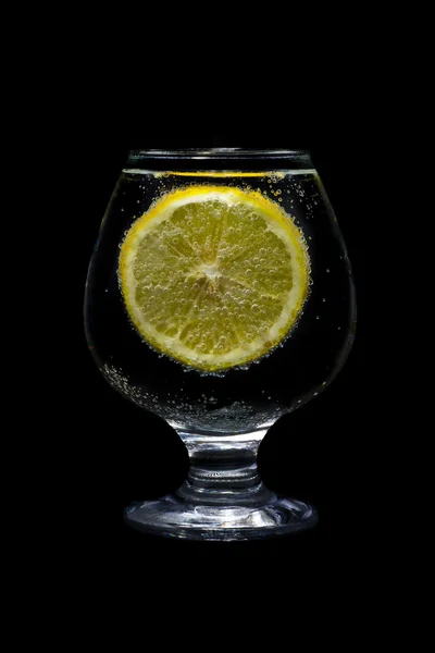 Vaso con limón — Foto de Stock