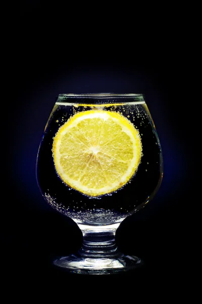Vidro com limão — Fotografia de Stock