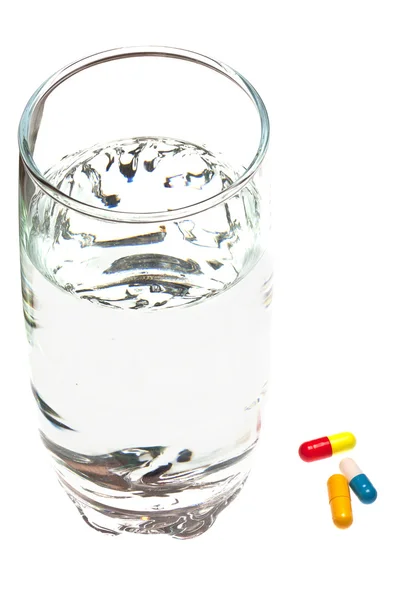 Szkło i tabletki — Zdjęcie stockowe