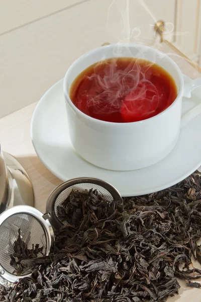 黑色铁亚洲茶壶配的薄荷茶的小树枝 — 图库照片