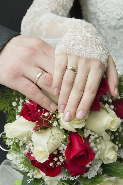 Händerna på nygifta med ringar — Stockfoto