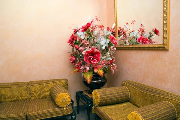 Sofa Spiegel Blume — Stockfoto