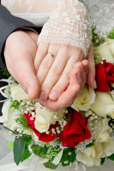 Ręce Nowożeńcy z pierścieniami — Zdjęcie stockowe