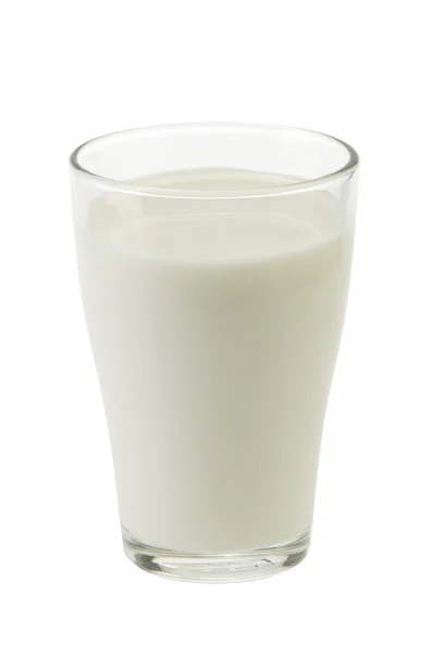 O leite é derramado em um copo isolado no fundo branco — Fotografia de Stock